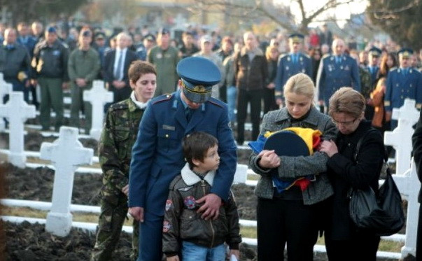 O familie din care a mai ramas doar Mihaita. Tatal a murit anum doi ani, mama, joi.
