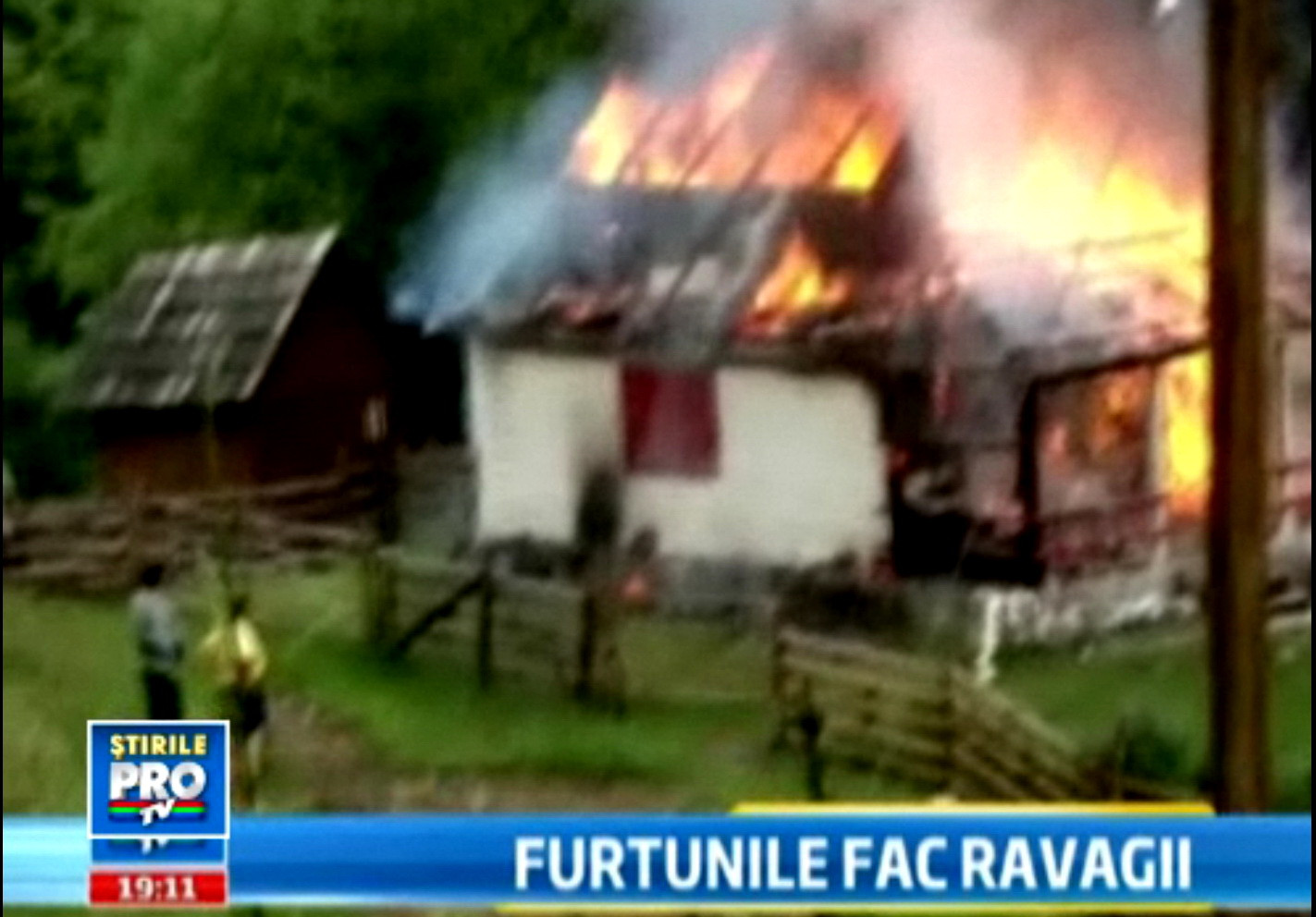 Case ciuruite de grindina, culturi distruse, cabane facute scrum. Furtunile fac ravagii