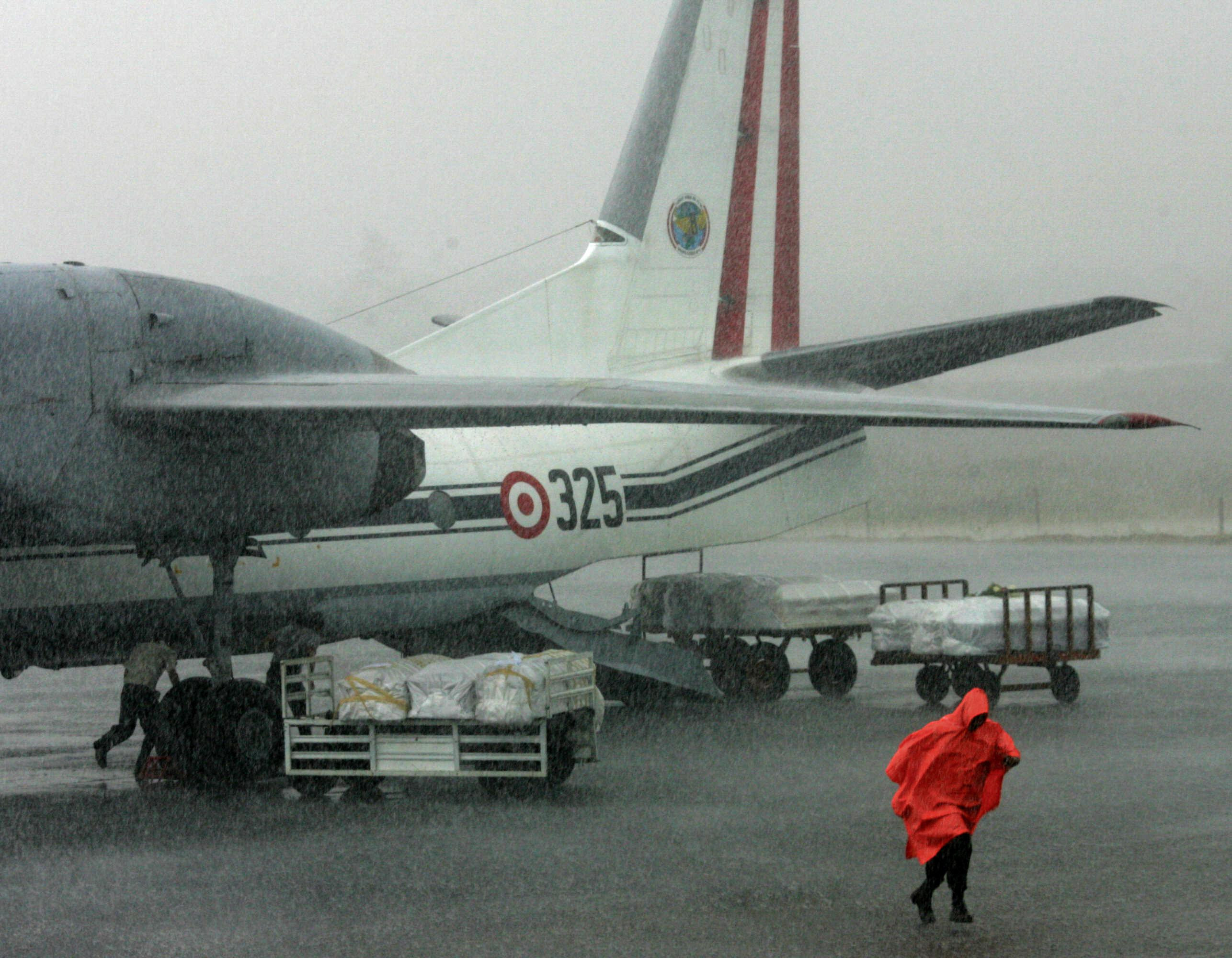 Nu s-a putut ateriza pe Aeroportul Otopeni. Furtuna a intors din drum cinci avioane