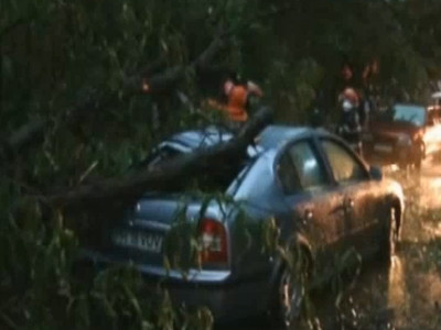 Dupa canicula, potopul. Masini si tramvaie blocate, copaci prabusiti si oameni raniti. VIDEO