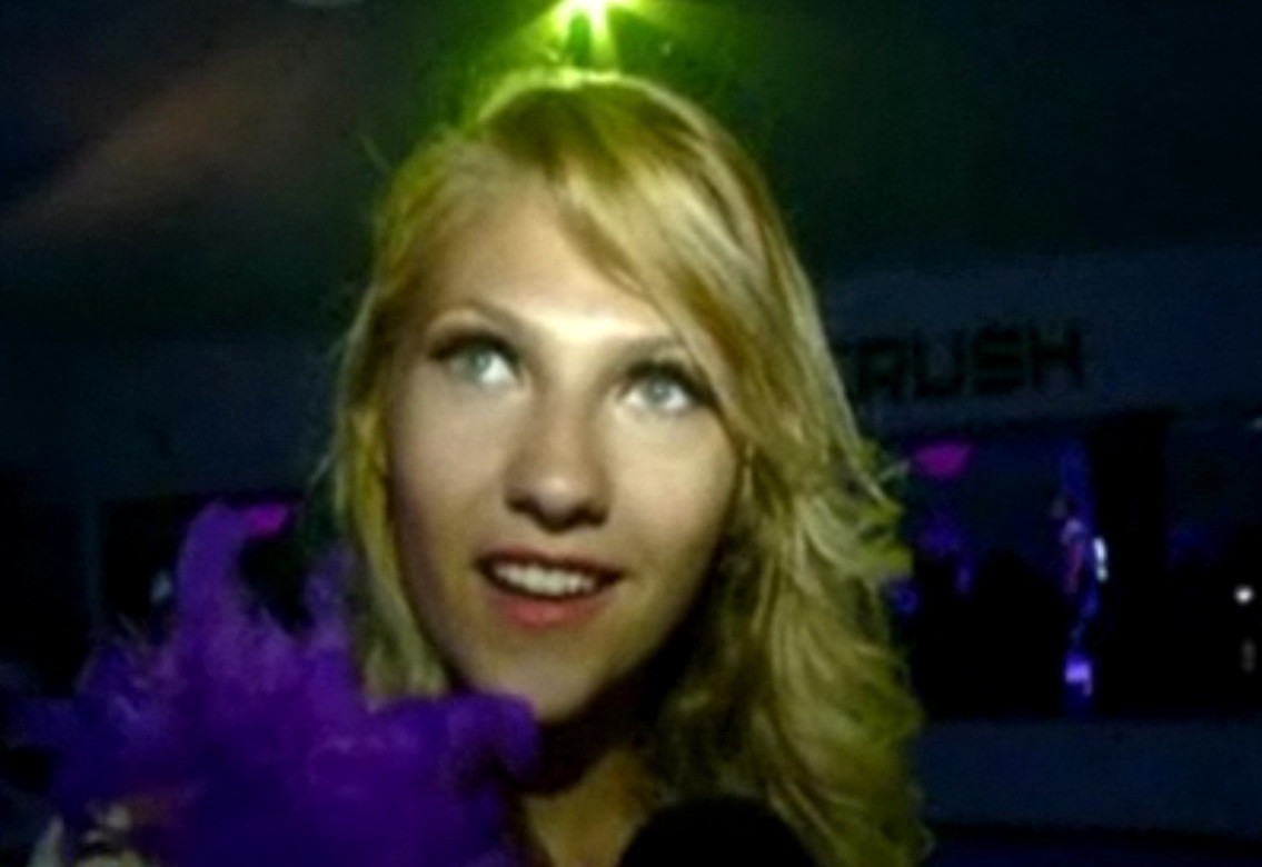 Visul unei nopti la bara. Violeta, studenta la stiinte politice, animatoare in club de lux la Mamaia