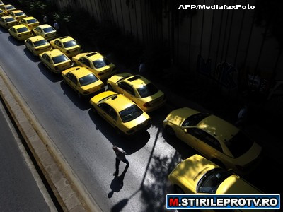 Taximetristii greci au blocat drumurile spre port si aeroportul principal din Atena