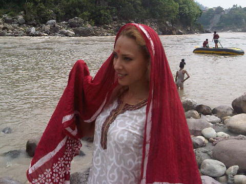 O recunoasteti? Aflati ce a facut in vacanta in India. FOTO