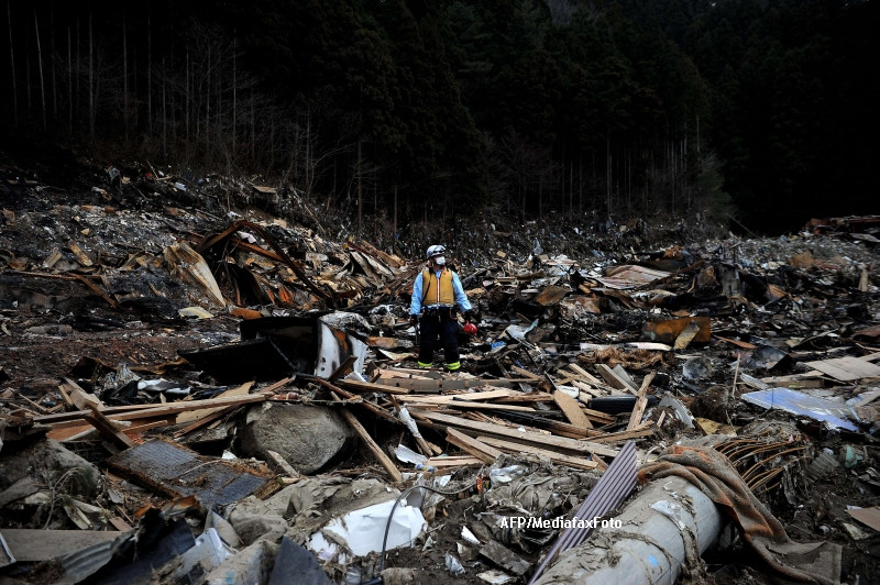 Cea mai impresionanta poveste vine din Japonia. Isi cauta singur sotia si fiica, luate de tsunami