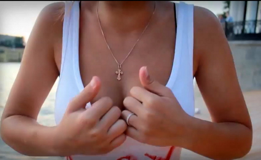 800 de rusoaice vor sa-si rupa tricourile pentru Vladimir Putin. VIDEO HD cu trei dintre ele