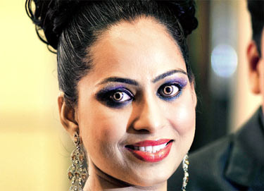 Ultima fita printre cei care nu mai au ce face cu banii: lentile de contact din aur si diamante