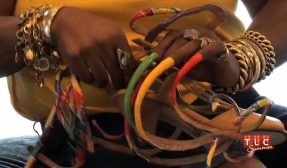 Ea este femeia cu cele mai lungi unghii naturale din lume. FOTO