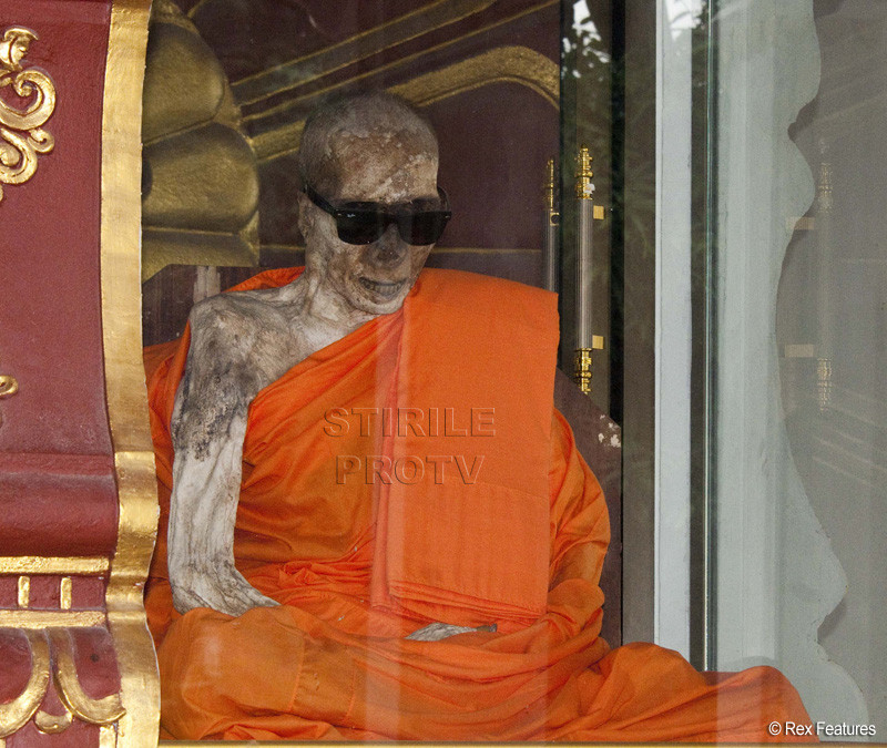 Miracolul din Thailanda: calugarul budist mumificat. Cum a ajuns sa poarte ochelari de soare