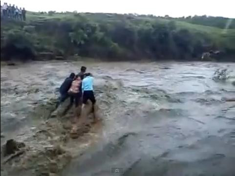 VIDEO cutremurator. Membrii unei familii au murit imbratisati dupa ce au fost luati de o viitura