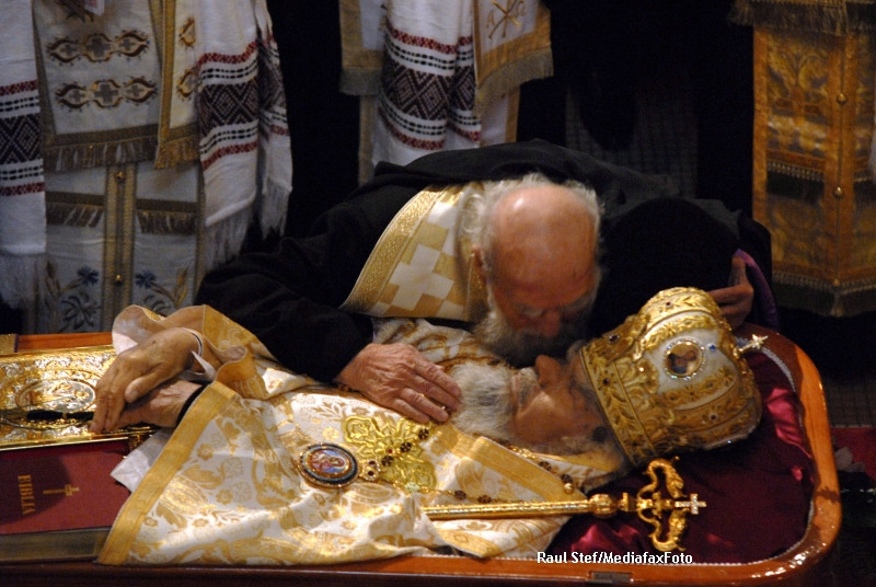 De ce a ajuns un preot din Romania sa fie urmarit de O SUTA de spioni. "Crede prea mult in Dumnezeu"