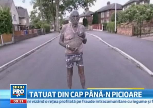 Pictura ambulanta la 69 de ani. Cum arata barbatul care s-a tatuat din cap pana-n picioare