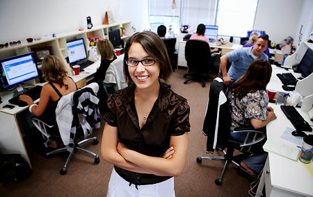 FOTO. Are 21 de ani, e bruneta si tocmai si-a vandut afacerea cu 100 de milioane de dolari