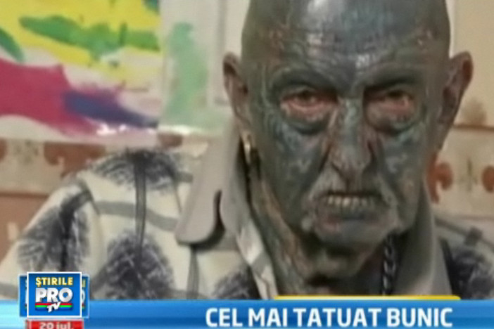 VIDEO. Nu are nici macar un centrimetru de piele care sa nu fie tatuat. Cum arata Omul Paianjen