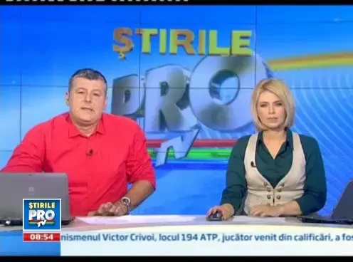 Seamana cu un bulgare de zapada. La 7 luni, un pui de cangur albinos e vedeta la o ferma din Polonia