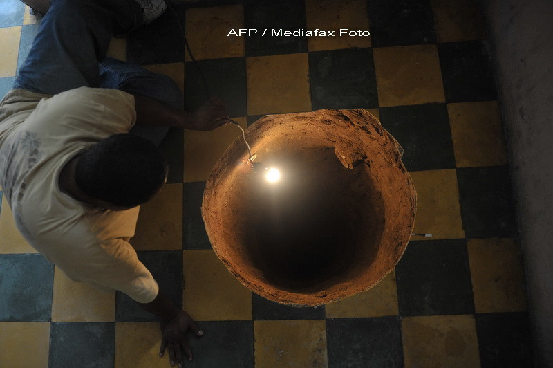 FOTO. Prapastie in mijlocul casei. O femeie s-a trezit cu un crater de 13 m adancime, exact sub pat