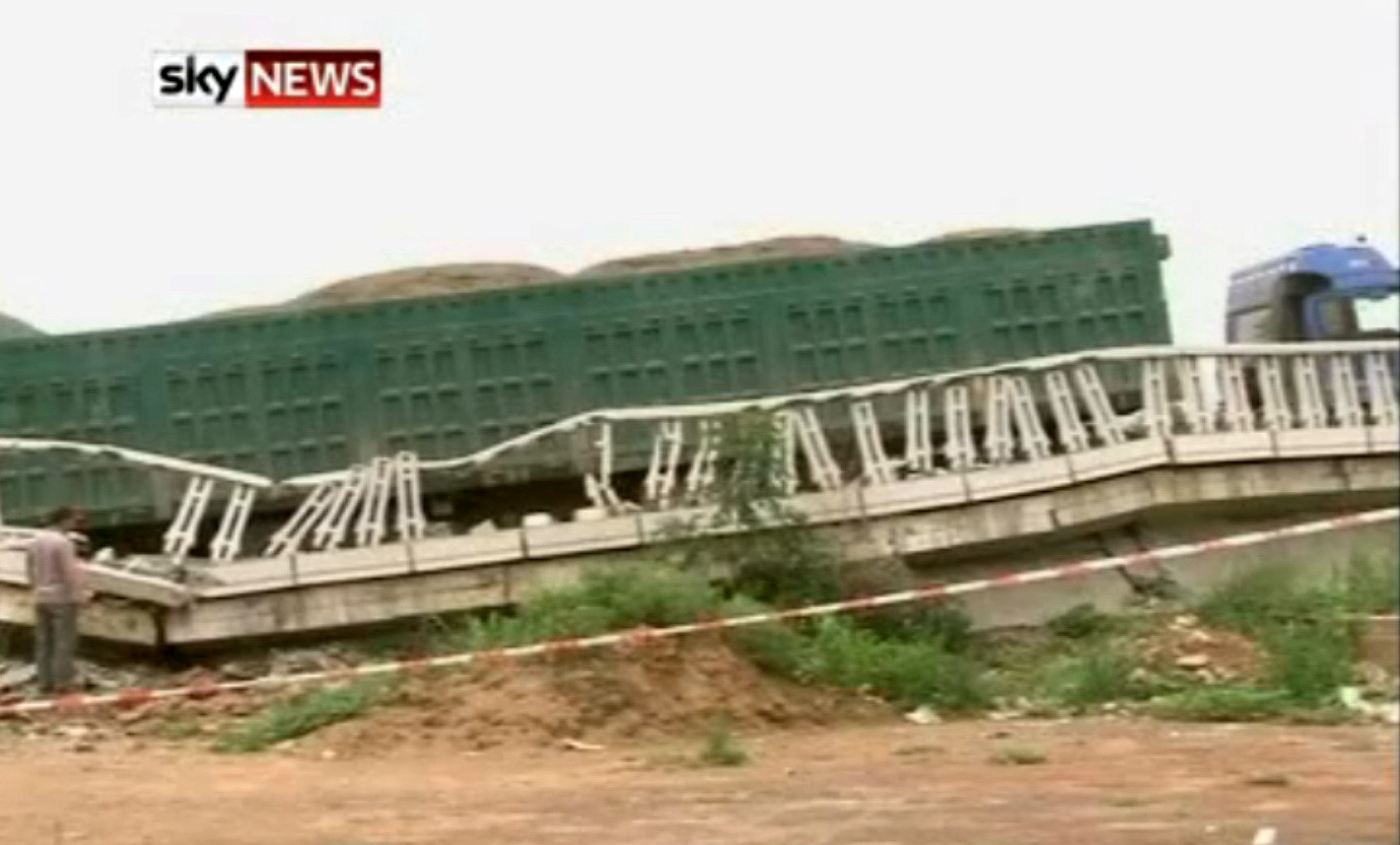 Un camion cu 160 de tone de nisip a rupt un pod in China. VIDEO