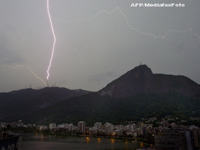 Romania, maturata de vijelii. Un pescar a murit lovit de un fulger, la Eforie