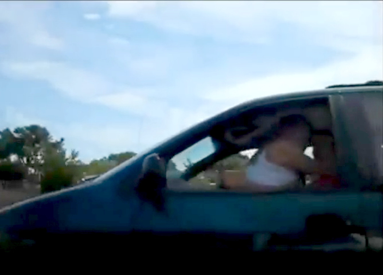 Credeai ca le-ai vazut pe toate? Sofer filmat facand dragoste, in timp ce conduce pe autostrada