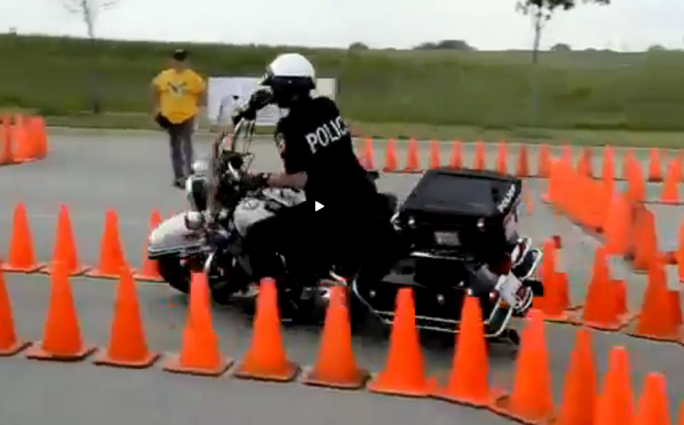 Ce face un politist pe motocicleta, intr-un minut si 57 de secunde. VIDEO