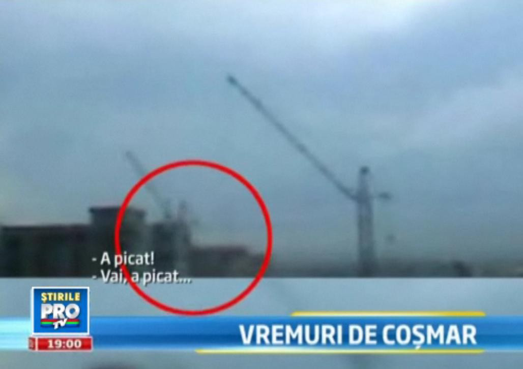 VIDEO. Momentul in care furtuna doboara o macara. In Covasna, tunetele, mai zgomotoase ca avioanele