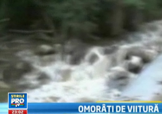 Sfarsit adus de viitura pentru trei americance. Traversau un pod cand apele s-au dezlantuit