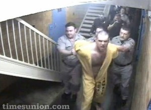 Benny Hill in puscarie. De cati gardieni e nevoie ca sa fie prins un detinut dornic de evadare.VIDEO