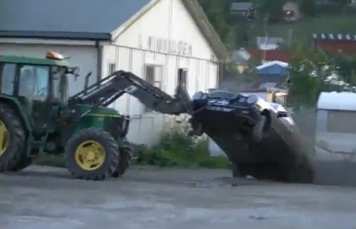 Hot plecat la furat cu Mercedesul, pus la respect de TRACTORUL proprietarului! VIDEO