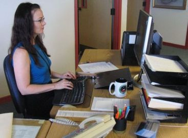 Munca la birou iti distruge sanatatea. Cum te afecteaza statul pe scaun, scrisul si imprimanta