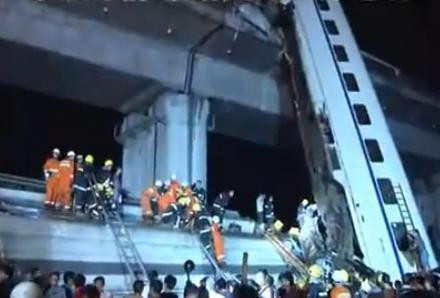 IMAGINILE ZILEI. Tren de mare viteza aruncat de pe un pod dupa de a fost lovit in plin de un altul