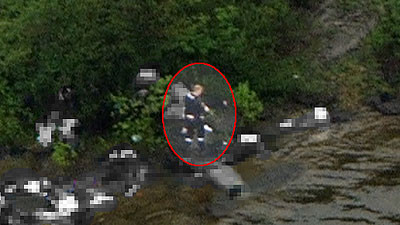 FOTO. Plimbare printre cadavre.Ucigasul din Norvegia, inconjurat de trupurile celor pe care i-a ucis