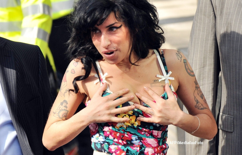 Prietenii alaturi de care Amy Winehouse se droga stiu ce a provocat moartea artistei