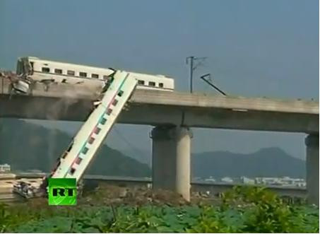 Miracolul de sub ruine: un bebelus, gasit in viata la 21 de ore dupa accidentul de tren din China