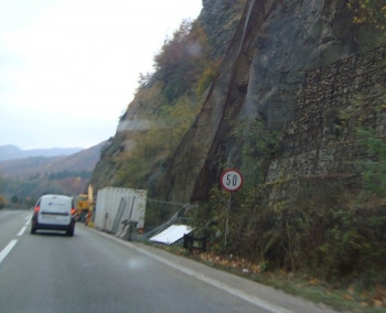 Traficul pe Valea Oltului a fost blocat timp de 2 ore. Doi morti dupa ce s-au rasturnat cu un TIR