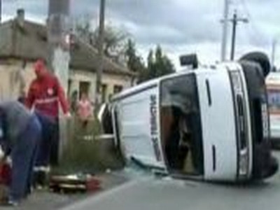 DN 14, aproape de un dezastru rutier. Un autocar cu 30 de copii, lovit de un TIR