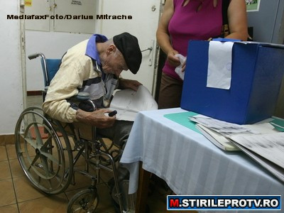 Caminul groazei langa Ploiesti. Batrani cu Alzheimer, infometati si tinuti in propria urina