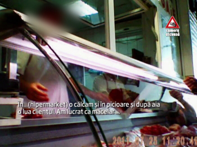 CAMERA ASCUNSA. De ce facem toxiinfectie: "Calcam carnea in picioare si pe urma o lua clientul"