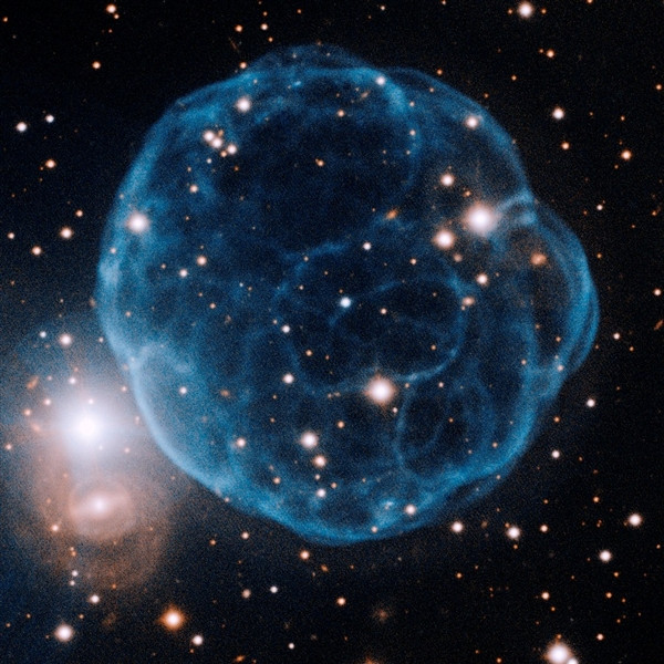 Cea mai mare rezerva de apa din Univers. Are de 140 de trilioane de ori mai multa apa decat oceanele