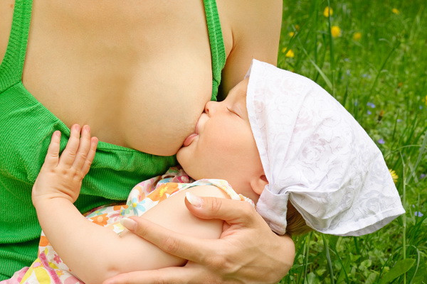 Un bebelus a murit dupa ce a fost alaptat de mama lui. Femeia este acuzata de crima