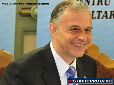 Mircea Geoana il premiaza pe Lucian Bute, in Salonul Oficial al Senatului Romaniei