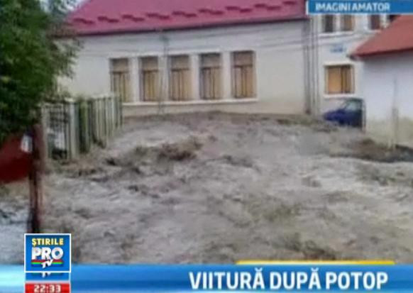VIDEO. Un parau din Mures a distrus o localitate, dupa o jumatate de ora de ploaie torentiala