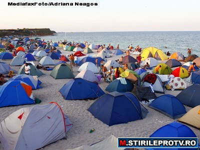 VIDEO. Sute de tineri au "atacat" plajele din Vama Veche si Mamaia. A inceput distractia de 1 Mai