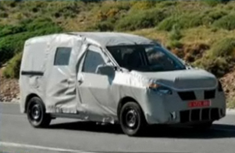Viitorul model Dacia monovolum a fost suprins pe un drum din Romania