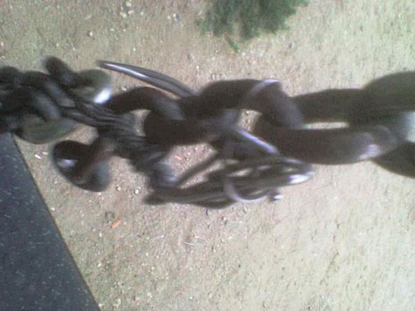 Tratament barbar: Fetita de 12 ani tinuta in lanturi dupa ce fusese vanduta de parinti pentru mariaj