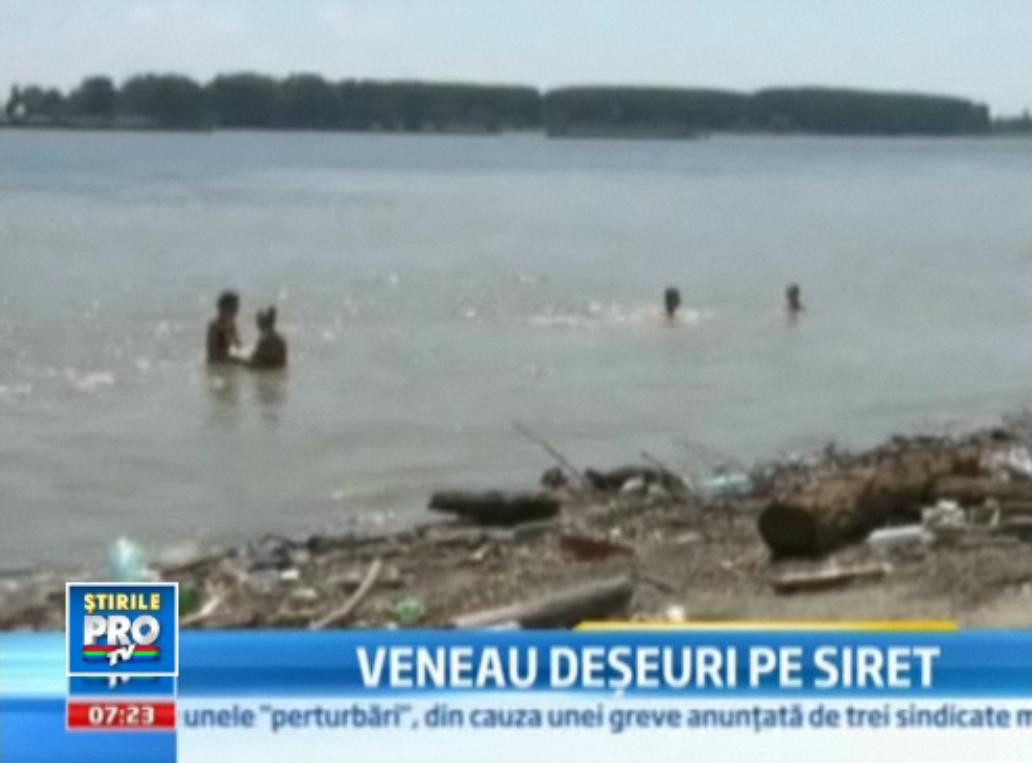VIDEO. Mizerie de nedescris, printre care oamenii fac baie. Siretul aduce munti de gunoaie in Dunare