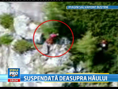 A stat atarnata in cordelina, deasupra prapastiei, peste 12 ore. Salvatorii, alergati de urs. VIDEO