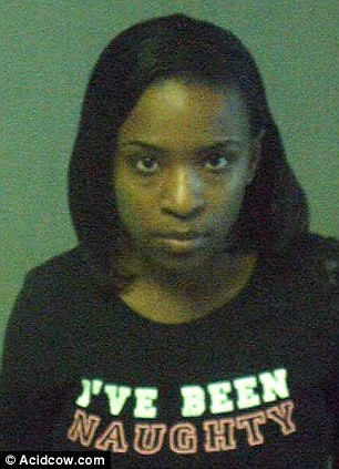 "Vinovat" sau "Cum sa fugi de-un politist". Cele mai stupide mesaje de pe hainele arestatilor. FOTO