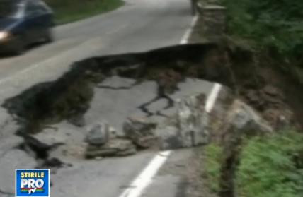 VIDEO. "Am simtit cum fuge drumul de sub noi". Necazuri aduse de ploi in toata tara