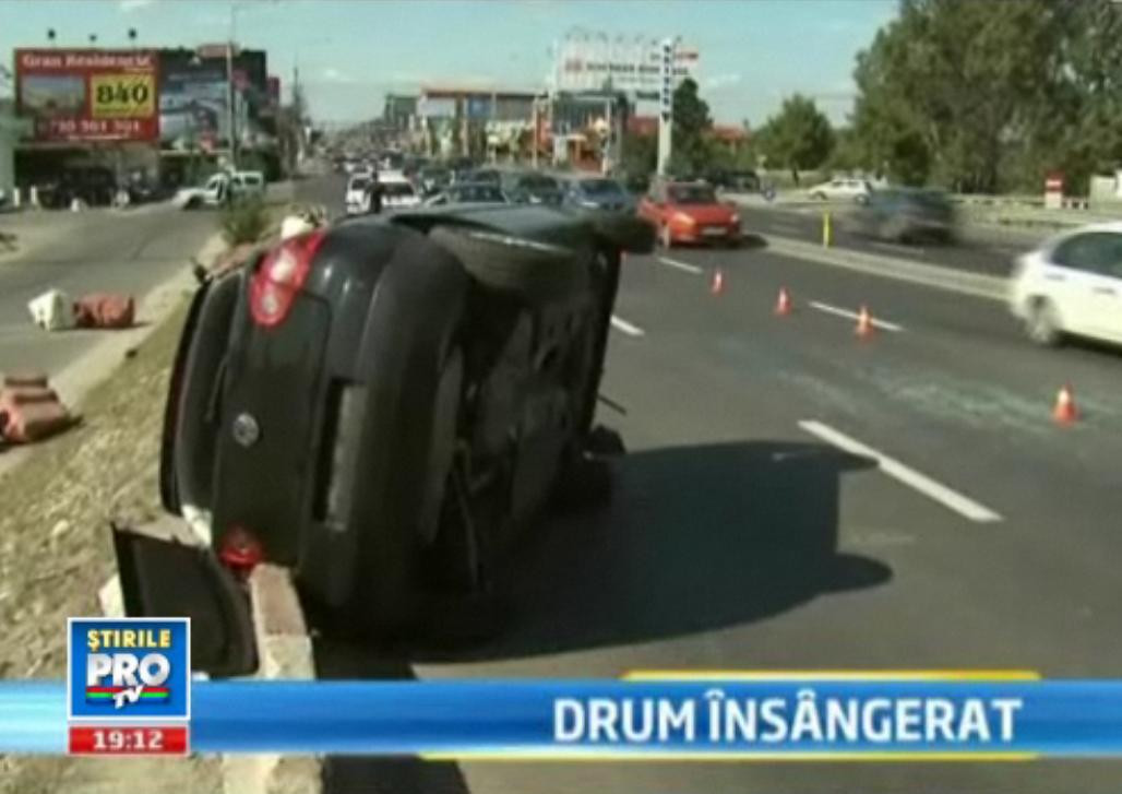 Manevra inconstienta care a bagat 4 oameni in spital. O masina s-a rasturnat pe podul Otopeni