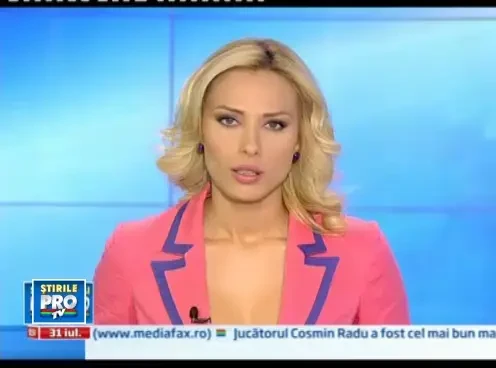 Solutia romaneasca la o cunducta de apa fisurata: doua placi de placaj peste gaura formata