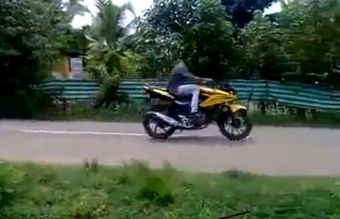 N-o sa-ti dai seama ce urmeaza. Motociclistul-catastrofa a provocat hohote de ras pe internet! VIDEO